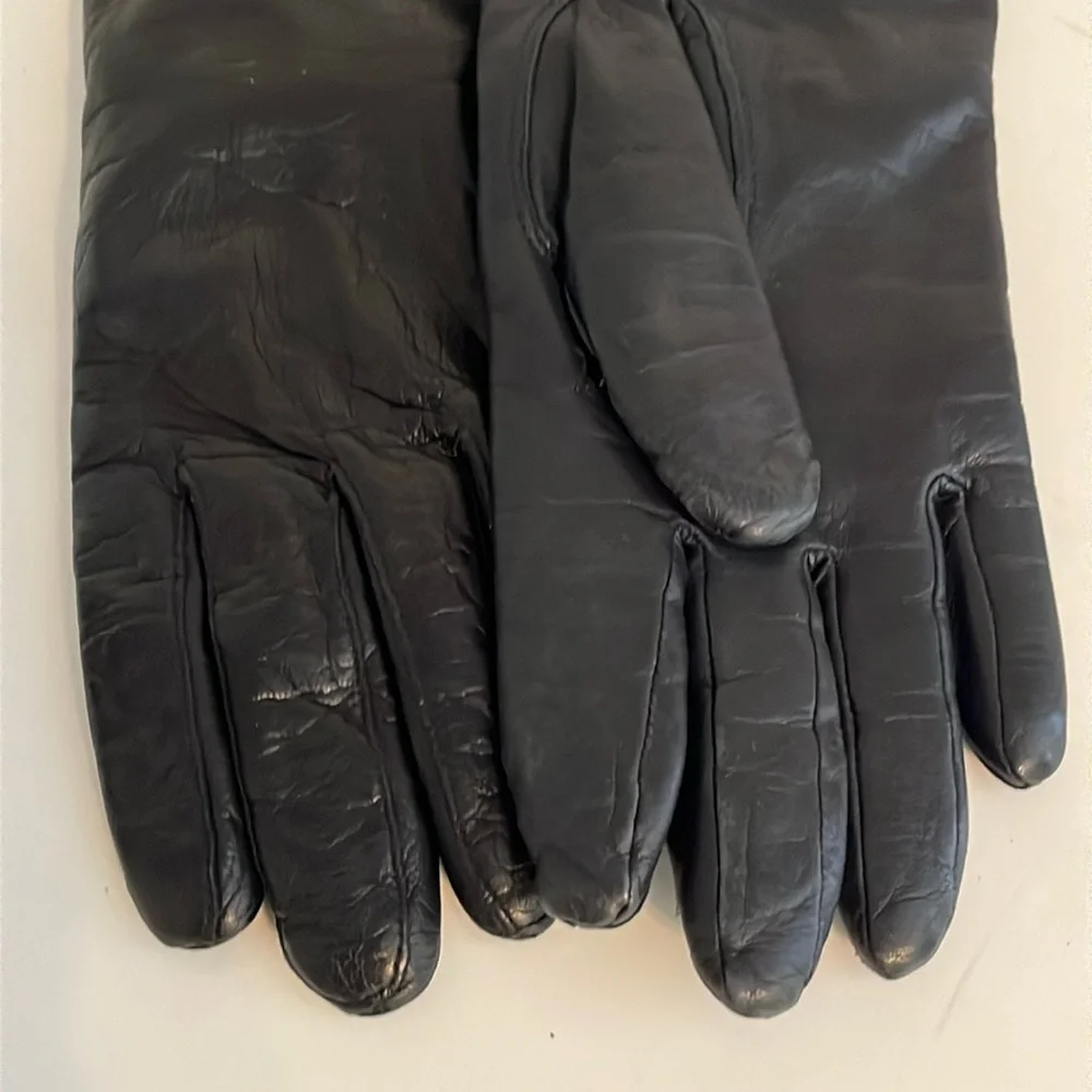 Vintage Fownes Ladies Black leather gloves.